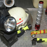 Handscheinwerfer, Helmlampe PELI, MAG-Lite, günstige Winkeltaschenlampe, UK 4AA mit Winkelkopf